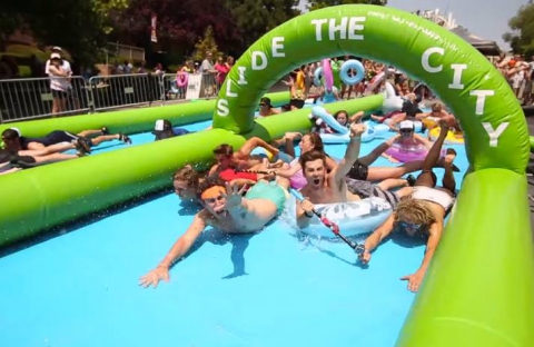 A tutta velocit� su lunghi scivoli gonfiabili: tra le vie di Bari c'� 